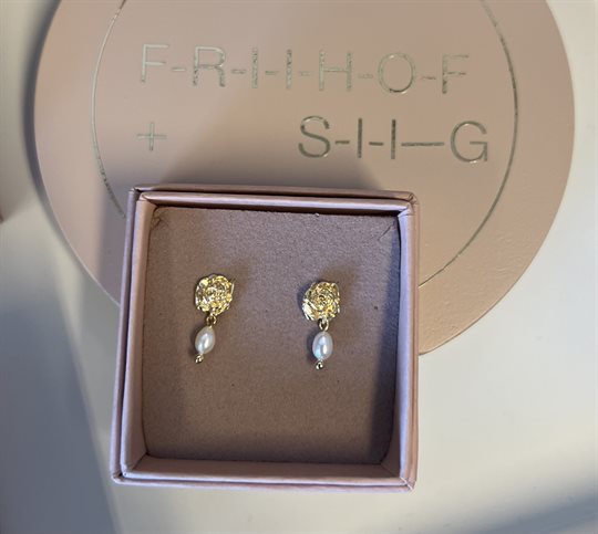 Se Friihof+Siig - Flower pearls Ørering - Guld hos Strike A Pose