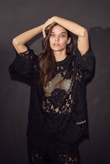 Haute L\' Amitié - Curvey Lace Hem Tee - Black