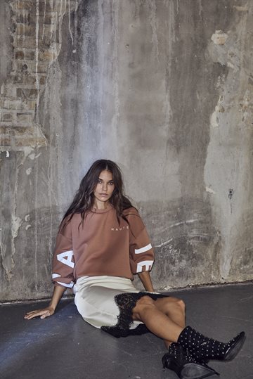 Haute L\' Amitié - Maxi Split Logo Sweat - Camel