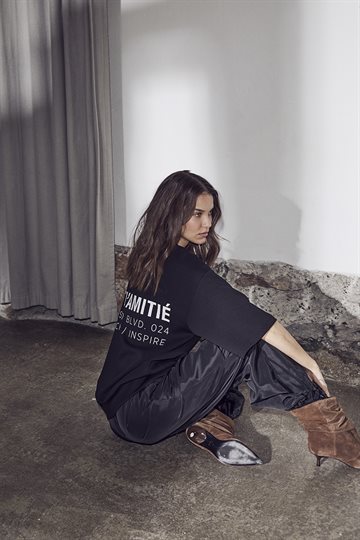 Haute L\' Amitié - Back Print Studio SS Sweat - Black