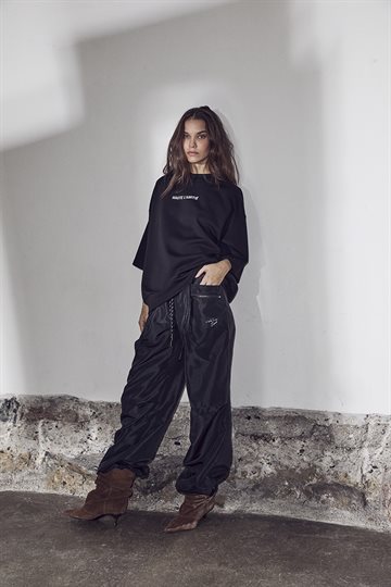 Haute L\' Amitié - Back Print Studio SS Sweat - Black