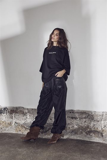 Haute L\' Amitié - Back Print Studio SS Sweat - Black