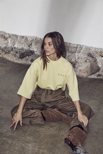 FORUDBESTILLING (START APRIL) Haute L' Amitié - Maxi Split SS Logo Sweat - Pale Yellow