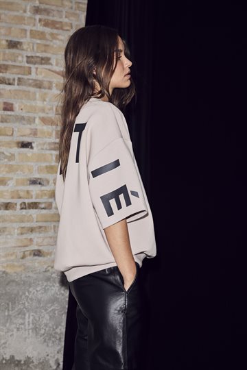 Haute L\' Amitié - Maxi Split SS Logo Sweat - Beige