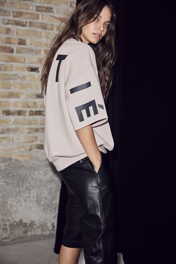 Haute L\' Amitié - Maxi Split SS Logo Sweat - Beige