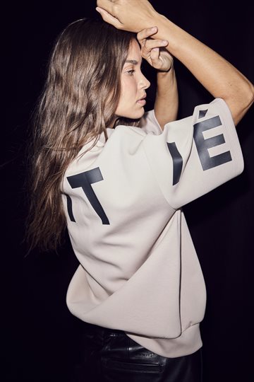 Haute L' Amitié - Maxi Split SS Logo Sweat - Beige