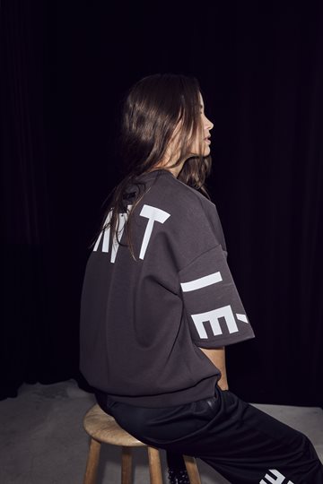 Haute L' Amitié - Maxi Split SS Logo Sweat - Antracit