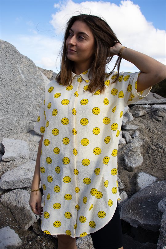 Se Liberté - Sara Ss Shirt - Yellow Smiley hos Strike A Pose