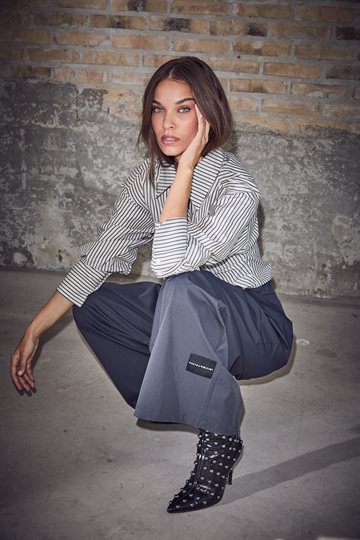 Haute L\' Amitié - Tech Tailor Pant - Antracit
